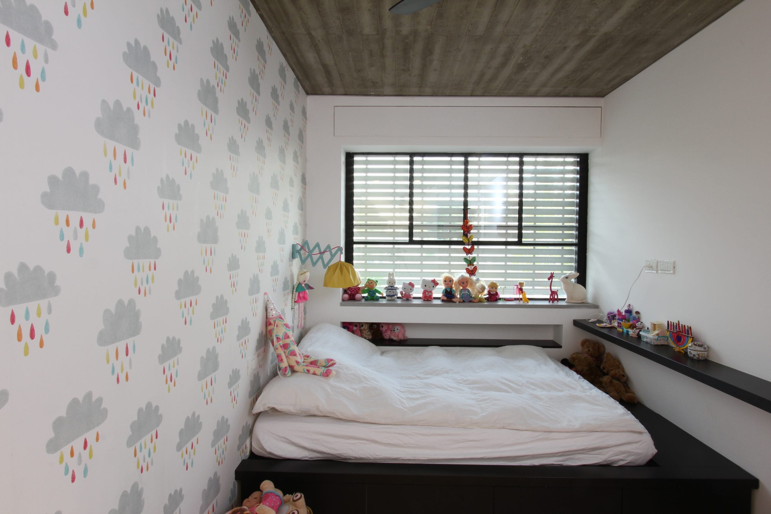 תריס הגלילה מאפשר החשכת החדר ומקנה תחושת ביטחון