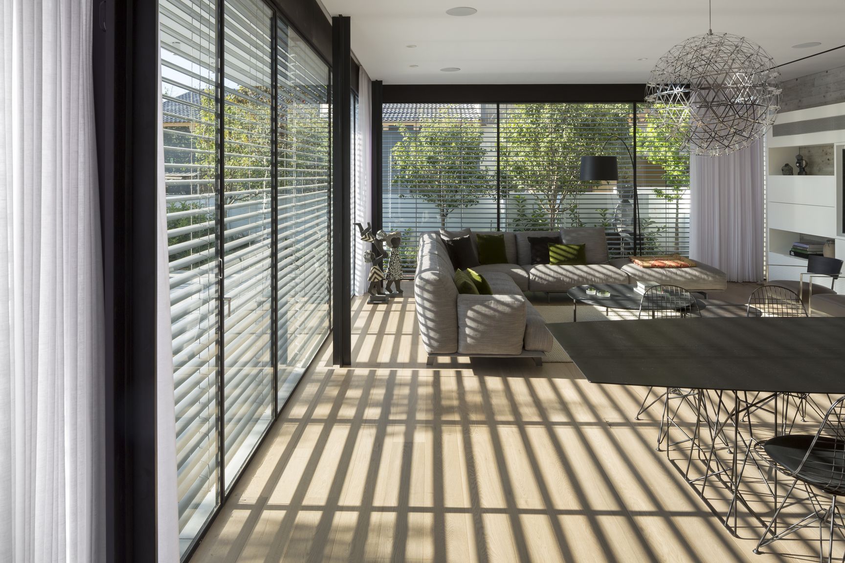 הצלון החיצוני מאפשר שליטה מדויקת על דרגת ההצללה ואינו חוסם את הנוף הנשקף מהפתח