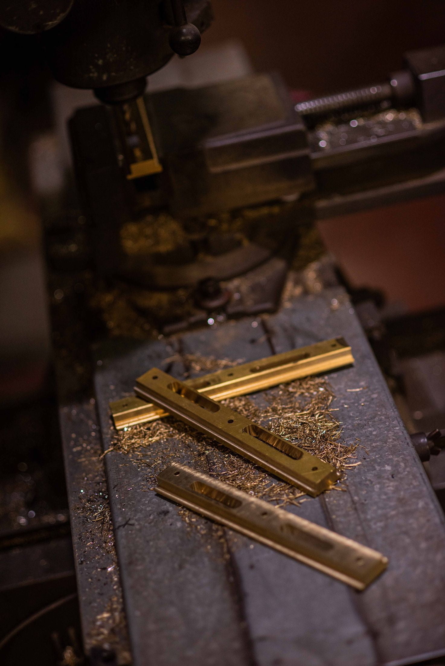 ייצור "קאסטום" של אביזרים מפליז לחלונות בלגים מברזל