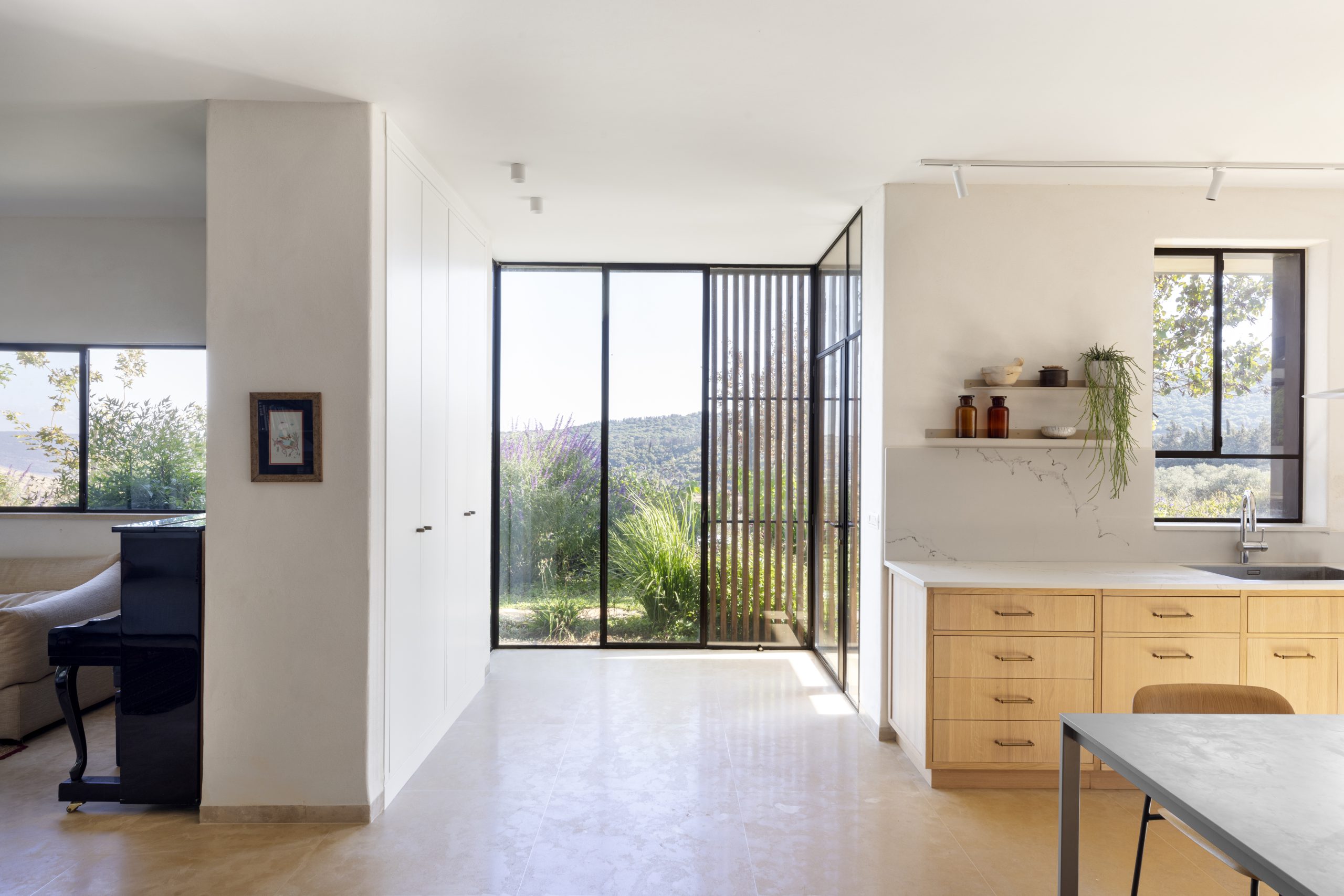 Read more about the article ממה עשויה זכוכית? הרכב חומרי הגלם ותהליך הייצור