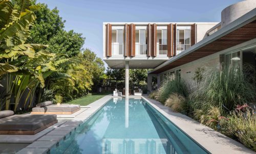 חלונות בלגים בהירים בעיצוב נקי בבית בסגנון מודרני וחם