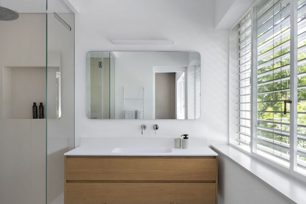 חלון ברזל מעוצב פרופיל מינימליסטי בצבע לבן עם התזת אבץ נגד חלודה בחדרים הרטובים, מקלחת ואמבטיה.