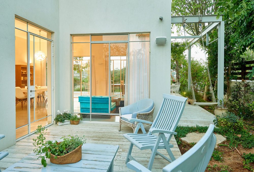 חלון בלגי פרופיל מינימליסטי ברזל צבוע בלבן. סגנון מודרני וחיבור מושלם בין הסלון למרפסת ולגינה.